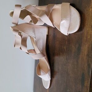 Elastic low wedge strappy sandal